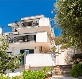 6 Bedroom Waterfront Villa with Pool in Uvala Ljubljeva near Trogir, Sleeps 12-13